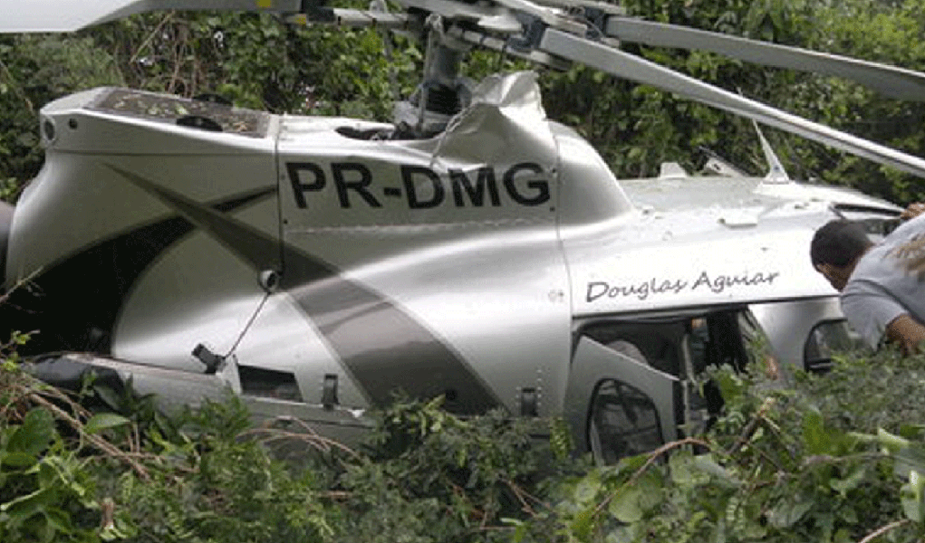 Helicóptero cai com seis pessoas em Porto Seguro (Foto: O Baianão) Helicóptero cai com seis pessoas em Porto Seguro