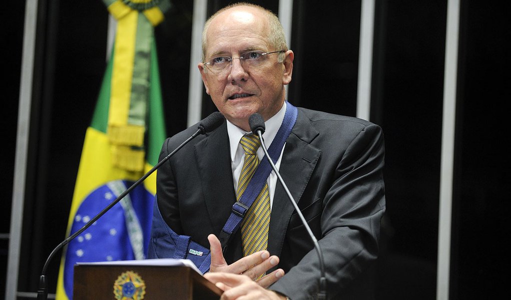 Senador Paulo Bauer (PSDB-SC) sauda a instalação, na Câmara dos Deputados, de uma comissão para investigar denúncias de corrupção na Petrobras (Foto: Giuliana Miranda) Senador Paulo Bauer (PSDB-SC) sauda a instalação, na Câmara dos Deputados, de uma comissão para investigar denúncias de corrupção na Petrobras