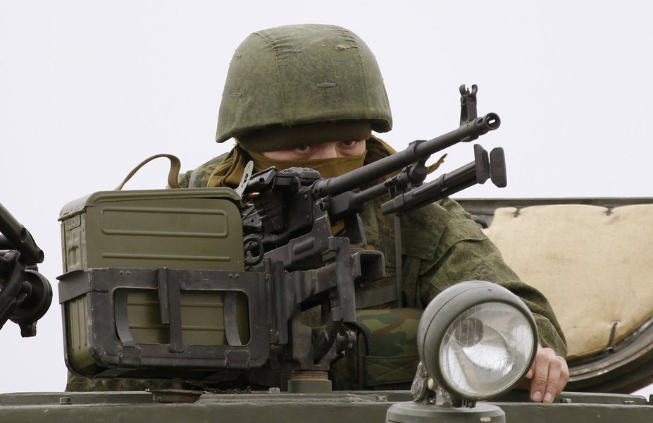 A Russian serviceman guards the Belbek airport in the Crimea region March 4, 2014. A column of unarmed Ukrainian servicemen arrived at the base for negotiations with Russian troops on Tuesday, local media reported. REUTERS/Vasily Fedosenko (UKRAINE - Tags (Foto: Gisele Federicce) A Russian serviceman guards the Belbek airport in the Crimea region March 4, 2014. A column of unarmed Ukrainian servicemen arrived at the base for negotiations with Russian troops on Tuesday, local media reported. REUTERS/Vasily Fedosenko (UKRAINE - Tags