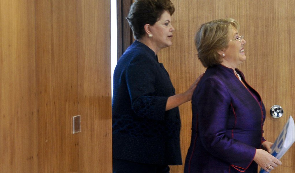 Dilma recebe a diretora-executiva da ONU Mulheres, Michelle Bachelet, às 10h, no Palácio do Planalto. Na ocasião, ela vai entregar oficialmente à presidenta a versão em português do relatório Um piso de proteção social para uma globalização equitativa e i (Foto: Roberta Namour) Dilma recebe a diretora-executiva da ONU Mulheres, Michelle Bachelet, às 10h, no Palácio do Planalto. Na ocasião, ela vai entregar oficialmente à presidenta a versão em português do relatório Um piso de proteção social para uma globalização equitativa e i