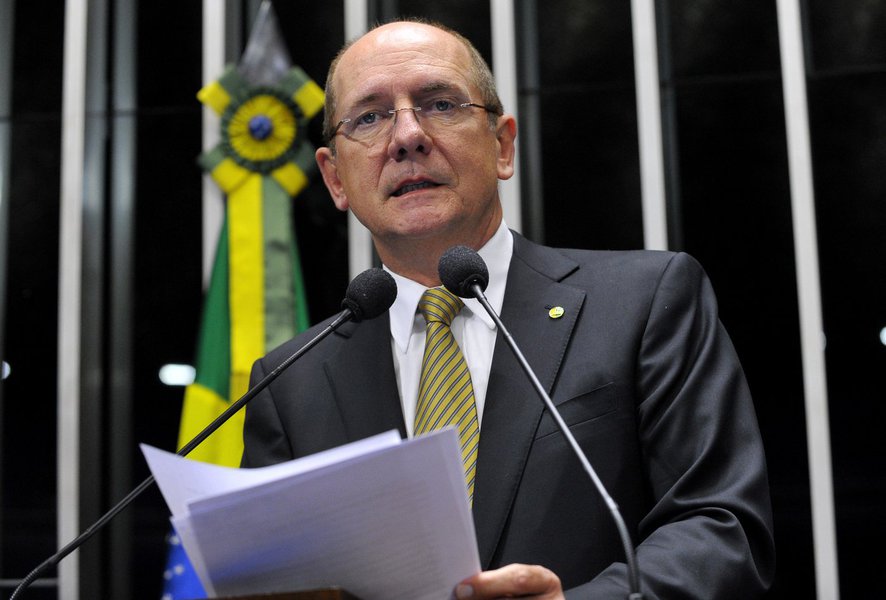 Em discurso na tribuna do Senado, senador Paulo Bauer (PSDB-SC) (Foto: Giuliana Miranda) Em discurso na tribuna do Senado, senador Paulo Bauer (PSDB-SC)