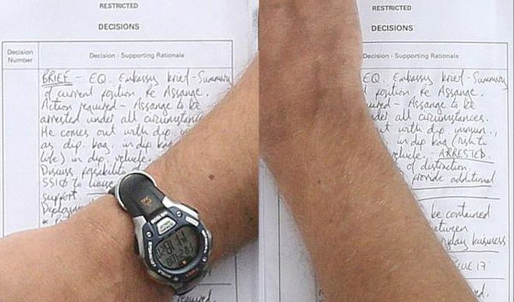 Flagrada ordem para prender Assange 'sob qualquer circunstância' (Foto: Divulgação/Press Association Lewis Whyld) Flagrada ordem para prender Assange 'sob qualquer circunstância'