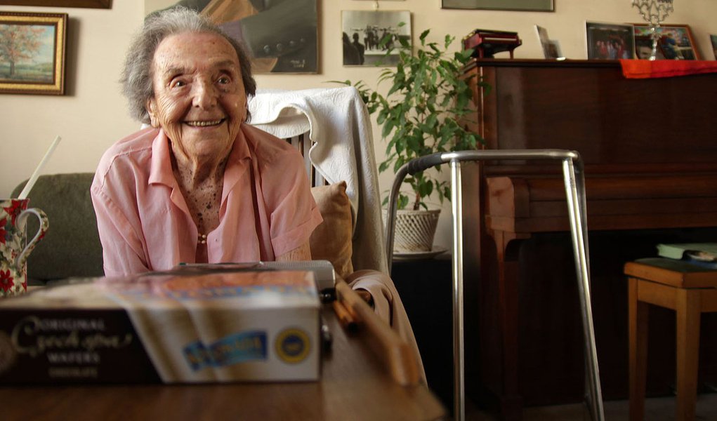 RETRANSMITS TO ADD CREDIT IN SIGNOFF - Photo dated July 2010 made available by the makers of the Oscar nominated documentary The Lady in Number 6, in which she tells her story, of Alice Herz-Sommer, believed to be the oldest-known survivor of the Holocaus (Foto: Leonardo Attuch) RETRANSMITS TO ADD CREDIT IN SIGNOFF - Photo dated July 2010 made available by the makers of the Oscar nominated documentary The Lady in Number 6, in which she tells her story, of Alice Herz-Sommer, believed to be the oldest-known survivor of the Holocaus
