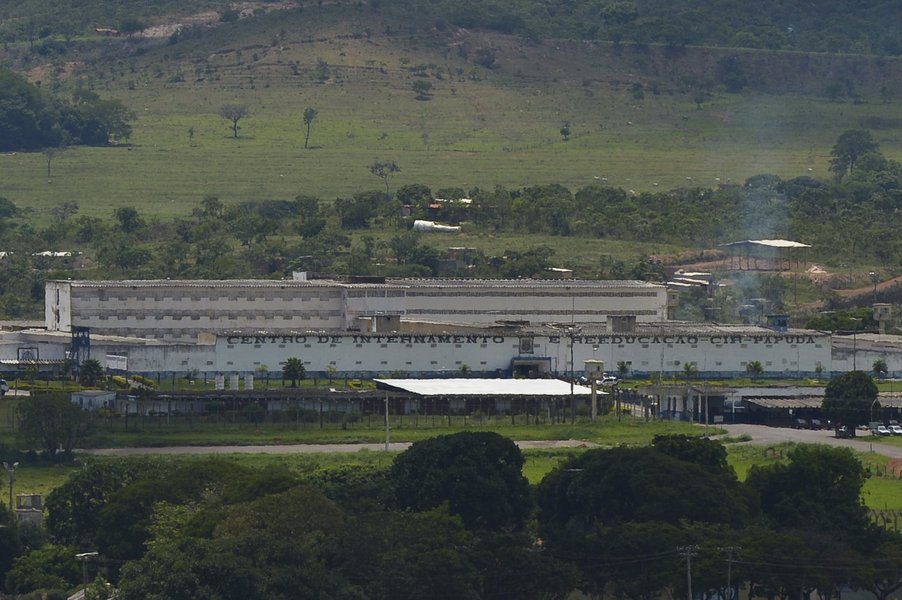 Brasilia - Condenados da A��o Penal 470, trazidos pelo avi�o da Pol�cia Federal (PF), foram levados para o complexo penitenci�rio da Papuda, no Distrito Federal (Foto: Gisele Federicce) Brasilia - Condenados da A��o Penal 470, trazidos pelo avi�o da Pol�cia Federal (PF), foram levados para o complexo penitenci�rio da Papuda, no Distrito Federal