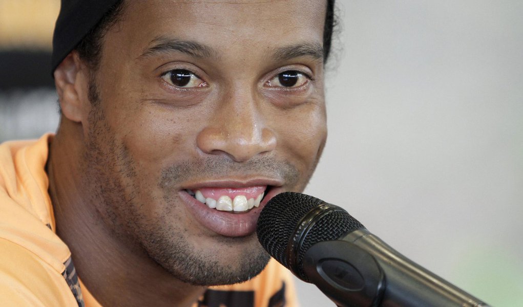 Ronaldinho of Brazil's Atletico Mineiro speaks during a news conference after a team training at their headquarters in Belo Horizonte city July 23, 2013. Atletico Mineiro will face Paraguay's Olimpia on July 24 for the Copa Libertadores second leg final s (Foto: Gisele Federicce) Ronaldinho of Brazil's Atletico Mineiro speaks during a news conference after a team training at their headquarters in Belo Horizonte city July 23, 2013. Atletico Mineiro will face Paraguay's Olimpia on July 24 for the Copa Libertadores second leg final s