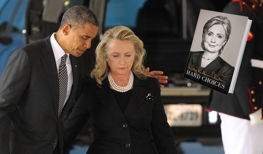 epa03398097 US President Barack Obama (C-L) and Secretary of State Hillary Clinton (C-R) walk away from the podium during the Transfer of Remains Ceremony marking the return to the United States of the remains of the four Americans killed this week in Ben (Foto: Realle Palazzo-Martini) epa03398097 US President Barack Obama (C-L) and Secretary of State Hillary Clinton (C-R) walk away from the podium during the Transfer of Remains Ceremony marking the return to the United States of the remains of the four Americans killed this week in Ben