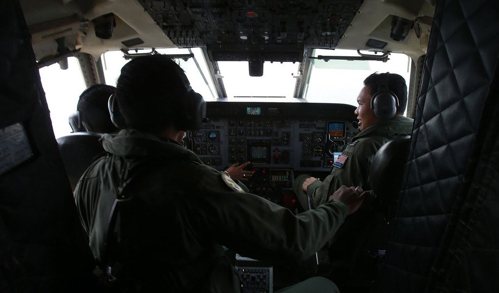 Royal Malaysian Air Force pilots work in the cockpit of a Malaysian Air Force CN235 aircraft during a Search and Rescue (SAR) operation to find the missing Malaysia Airlines flight MH370, in the Straits of Malacca March 13, 2014. REUTERS/Samsul Said (MALA (Foto: Roberta Namour) Royal Malaysian Air Force pilots work in the cockpit of a Malaysian Air Force CN235 aircraft during a Search and Rescue (SAR) operation to find the missing Malaysia Airlines flight MH370, in the Straits of Malacca March 13, 2014. REUTERS/Samsul Said (MALA
