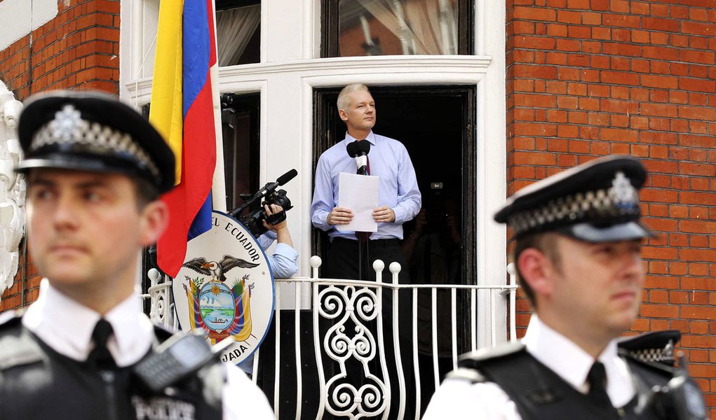 Vargas Llosa condena culto a Assange (Foto: Reuters) Vargas Llosa condena culto a Assange