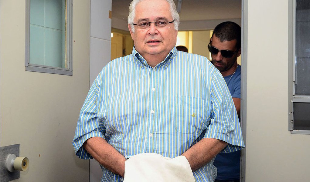 27-12-2013 PE O mensaleiro e ex deputado Pedro Corrêa entra no IML do estado de Pernambuco para exame de corpo de delito antes de ser transferido para a Penitenciaria Agricola de Itamaraca. Libia Florentino / LeiaJáImagens
(Foto: Leonardo Lucena) 27-12-2013 PE O mensaleiro e ex deputado Pedro Corrêa entra no IML do estado de Pernambuco para exame de corpo de delito antes de ser transferido para a Penitenciaria Agricola de Itamaraca. Libia Florentino / LeiaJáImagens
