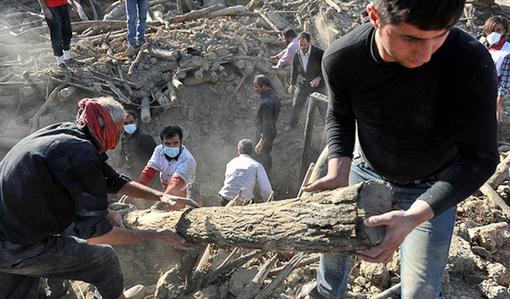 Número de mortos em terremoto no Irã chega a 306 (Foto: REUTERS/Arash Khamooshi/ISNA) Número de mortos em terremoto no Irã chega a 306