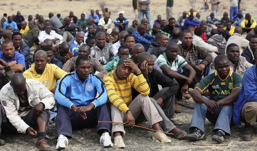 Mineiros da África do Sul retornam ao trabalho (Foto: Mike Hutchings/Reuters) Mineiros da África do Sul retornam ao trabalho