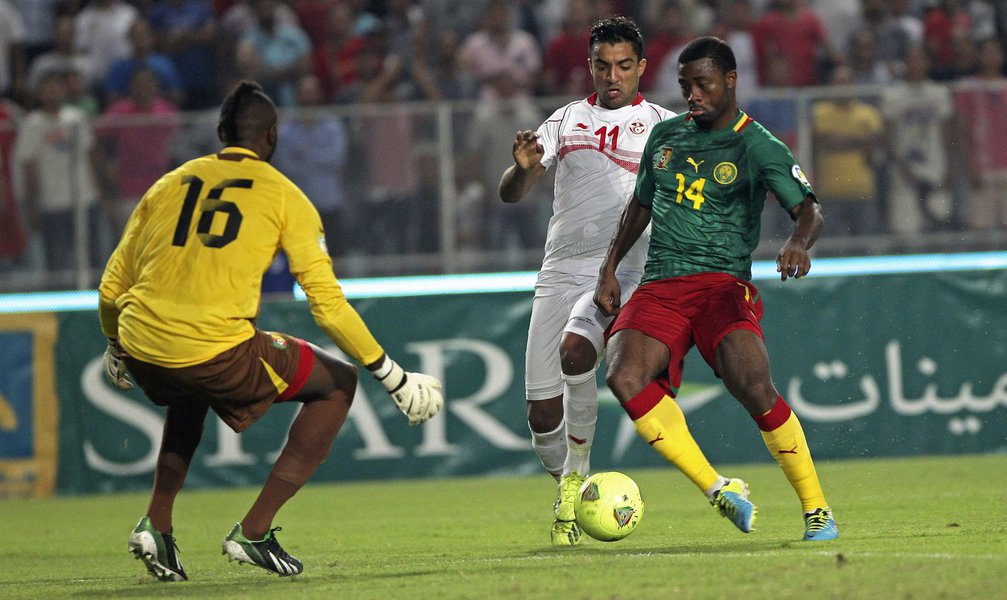 Tunisia's Sami Allagui (C) fights for the ball with Cameroon's Aurelien Chedjou (R) during their 2014 World Cup qualifying soccer match at Rades Stadium in Tunis October 13, 2013 . REUTERS/Zoubeir Souissi (TUNISIA - Tags: SPORT SOCCER) (Foto: Gisele Federicce) Tunisia's Sami Allagui (C) fights for the ball with Cameroon's Aurelien Chedjou (R) during their 2014 World Cup qualifying soccer match at Rades Stadium in Tunis October 13, 2013 . REUTERS/Zoubeir Souissi (TUNISIA - Tags: SPORT SOCCER)
