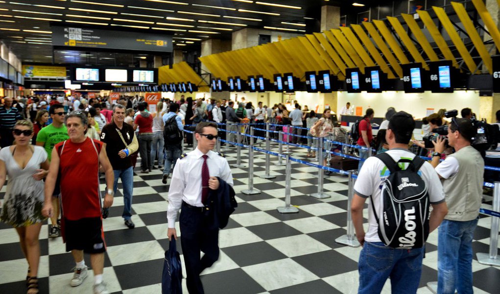 SP - MOVIMENTO/AEROPORTO - GERAL - Movimento no Aeroporto de Congonhas, na zona sul de S„o Paulo, nesta quinta-feira (15). Aerovi·rios e dos aeroportu·rios prometem paralisar as atividades no dia 22 de dezembro em todos os aeroportos brasileiros caso a (Foto: Gisele Federicce) SP - MOVIMENTO/AEROPORTO - GERAL - Movimento no Aeroporto de Congonhas, na zona sul de S„o Paulo, nesta quinta-feira (15). Aerovi·rios e dos aeroportu·rios prometem paralisar as atividades no dia 22 de dezembro em todos os aeroportos brasileiros caso a