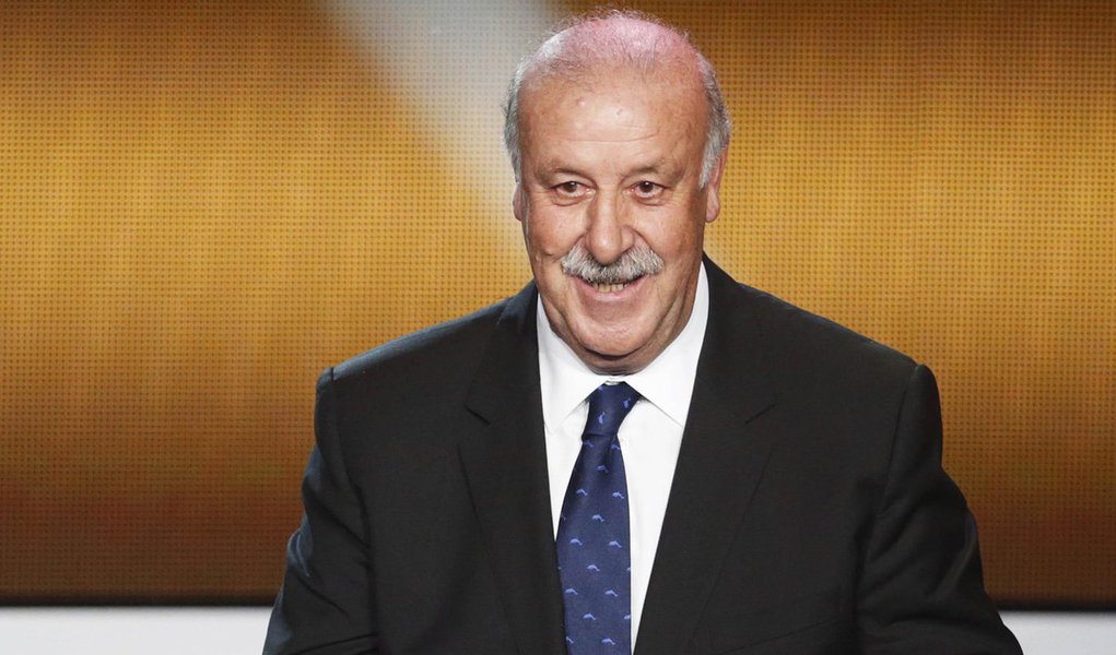 FIFA Men's Coach of the Year 2012 Vicente del Bosque of Spain speaks during the FIFA Ballon d'Or 2012 Gala at the Kongresshaus in Zurich January 7, 2013. REUTERS/Michael Buholzer (SWITZERLAND - Tags: SPORT SOCCER) (Foto: Gisele Federicce) FIFA Men's Coach of the Year 2012 Vicente del Bosque of Spain speaks during the FIFA Ballon d'Or 2012 Gala at the Kongresshaus in Zurich January 7, 2013. REUTERS/Michael Buholzer (SWITZERLAND - Tags: SPORT SOCCER)
