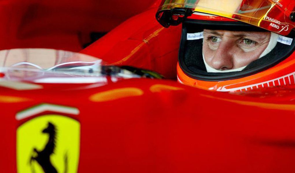 O piloto de Fórmula Um da Ferrari Michael Schumacher senta-se em seu veículo antes de sessão de treinamento na pista de Jerez, Espanha. Os médicos franceses que estão cuidando do alemão Michael Schumacher disseram que a condição do heptacampeão mundial de (Foto: Leonardo Attuch) O piloto de Fórmula Um da Ferrari Michael Schumacher senta-se em seu veículo antes de sessão de treinamento na pista de Jerez, Espanha. Os médicos franceses que estão cuidando do alemão Michael Schumacher disseram que a condição do heptacampeão mundial de