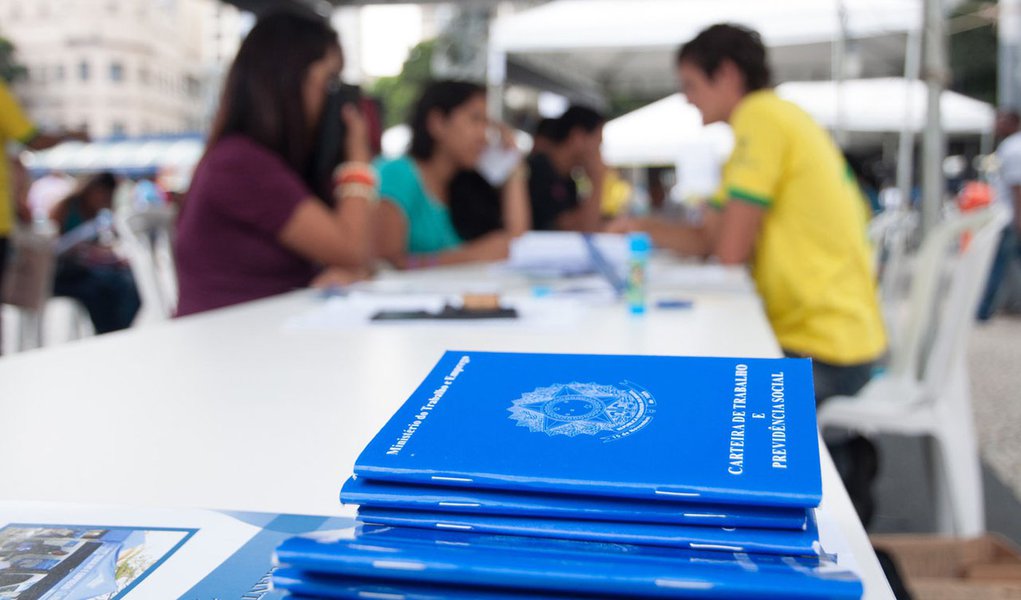 RIO DE JANEIRO, RJ, 18.10.2013: FEIRÃO/EMPREGO/RJ - Associação Brasileira de Recursos Humanos do Rio de Janeiro (ABRH) realiza feirão de emprego no Largo da Carioca. Eles fazem carteira de trabalho e encaminham candidatos para postos de trabalho. (Foto: E (Foto: Paulo Emílio) RIO DE JANEIRO, RJ, 18.10.2013: FEIRÃO/EMPREGO/RJ - Associação Brasileira de Recursos Humanos do Rio de Janeiro (ABRH) realiza feirão de emprego no Largo da Carioca. Eles fazem carteira de trabalho e encaminham candidatos para postos de trabalho. (Foto: E