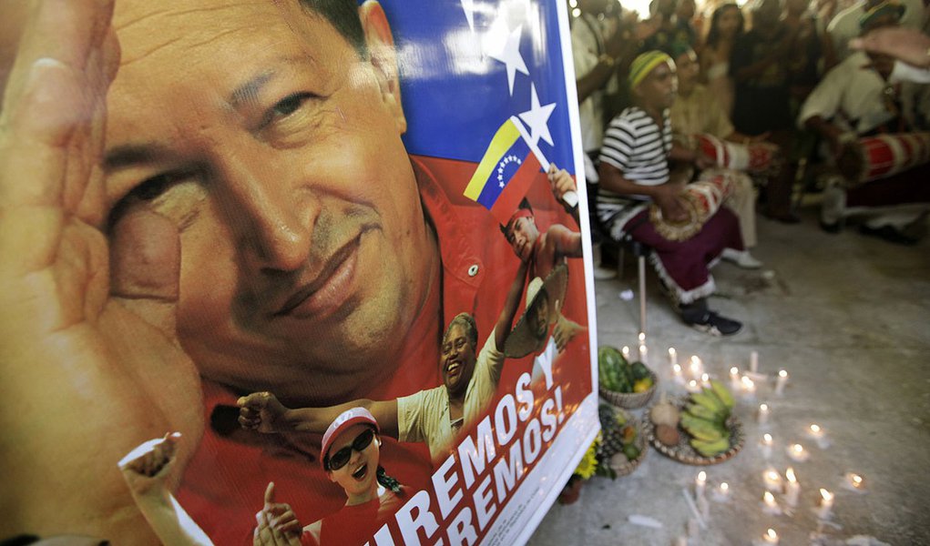 Chávez tem evolução "favorável" (Foto: ENRIQUE DE LA OSA) Chávez tem evolução "favorável"