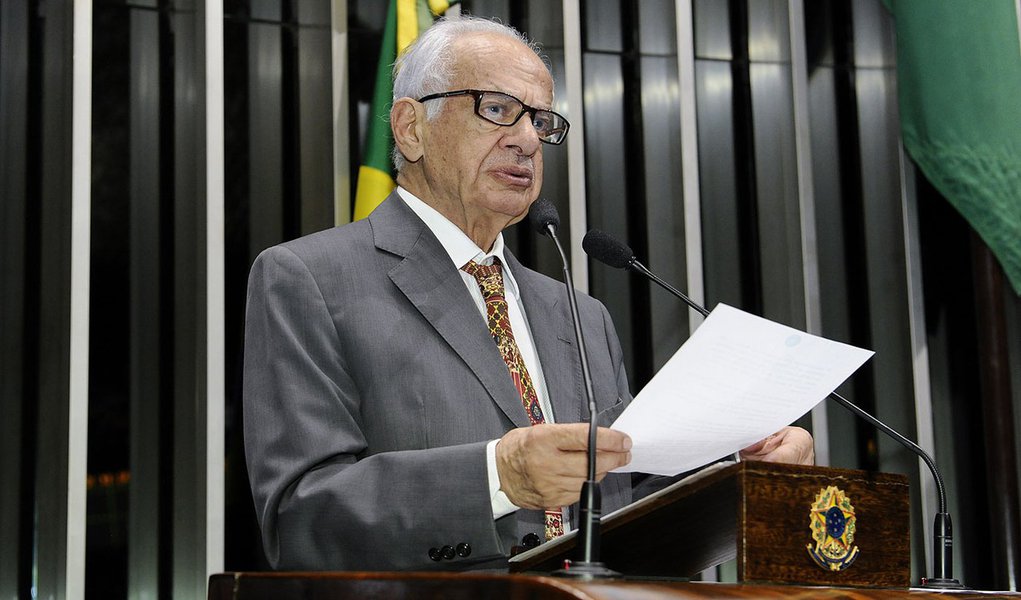 Senador Pedro Simon (PMDB-RS) critica a possibilidade de o Brasil financiar a construção de um grande porto no Uruguai, o que, em sua opinião, vai contra a promessa do governo de investir na infraestrutura portuária brasileira (Foto: Roberta Namour) Senador Pedro Simon (PMDB-RS) critica a possibilidade de o Brasil financiar a construção de um grande porto no Uruguai, o que, em sua opinião, vai contra a promessa do governo de investir na infraestrutura portuária brasileira