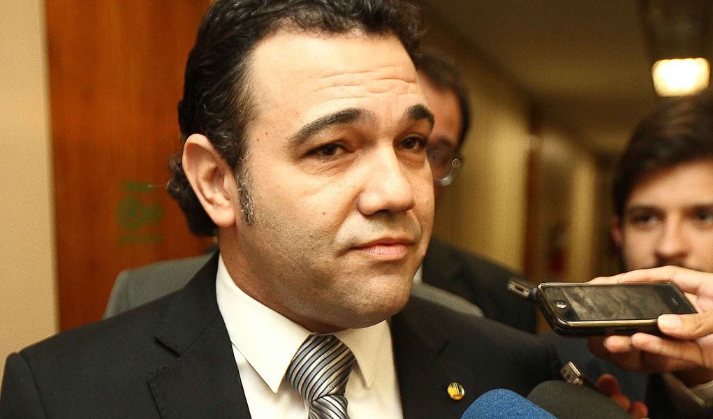 Oposição ultrapassa apoio, mas Feliciano continua onde está (Foto: Sérgio Lima) Oposição ultrapassa apoio, mas Feliciano continua onde está