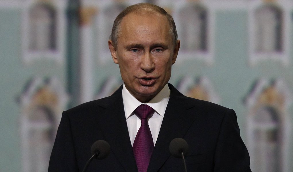 Russian President Vladimir Putin addresses participants of the St. Petersburg International Economic Forum in St. Petersburg, June 21, 2013. Putin on Friday defended Russian arms deals with Syrian President Bashar al-Assad's government and said the West s (Foto: Leonardo Attuch) www.brasil247.com - Russian President Vladimir Putin addresses participants of the St. Petersburg International Economic Forum in St. Petersburg, June 21, 2013. Putin on Friday defended Russian arms deals with Syrian President Bashar al-Assad's government and said the West s