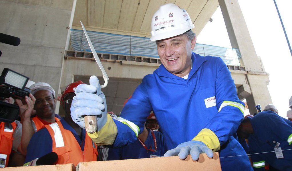 Tite cumpre promessa e vira operário no Itaquerão (Foto: Robson Ventura/Folhapress) Tite cumpre promessa e vira operário no Itaquerão