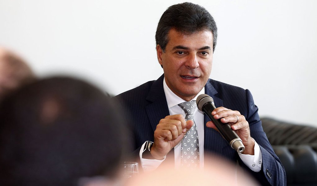 Governador Beto Richa Richa recebe o diretor do Detran-PR, Marcos Traad e a nova diretoria do Sindicato dos Despachantes do Estado do Paraná, presidente Everton Calamucci . O deputado estadual Duílio Genari acompanhou a visita.
Curitiba, 14/04/2014.
Fot (Foto: Leonardo Lucena) Governador Beto Richa Richa recebe o diretor do Detran-PR, Marcos Traad e a nova diretoria do Sindicato dos Despachantes do Estado do Paraná, presidente Everton Calamucci . O deputado estadual Duílio Genari acompanhou a visita.
Curitiba, 14/04/2014.
Fot