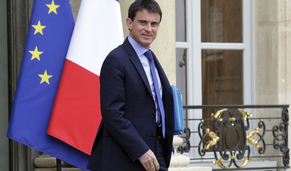 Primeiro-ministro da França, Manuel Valls, ao sair de uma reunião no Palácio do Eliseu, em Paris. Valls prometeu nesta segunda-feira promover mais cortes de impostos neste ano, dizendo que o triunfo do partido de extrema direita Frente Nacional nas ele (Foto: Aquiles Lins) Primeiro-ministro da França, Manuel Valls, ao sair de uma reunião no Palácio do Eliseu, em Paris. Valls prometeu nesta segunda-feira promover mais cortes de impostos neste ano, dizendo que o triunfo do partido de extrema direita Frente Nacional nas ele