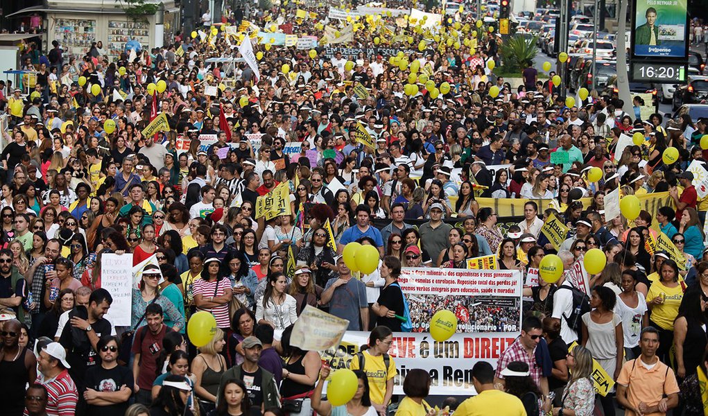 São Paulo- SP, 20/05/2014- Cerca de 15 mil professores da rede municipal de ensino, realizam um protesto na avenida Paulista. A concentração foi no vão livre do Masp e seguiu pela avenida paulista, no sentido da rua da Consolação, em direção ao prédio da (Foto: Valter Lima) São Paulo- SP, 20/05/2014- Cerca de 15 mil professores da rede municipal de ensino, realizam um protesto na avenida Paulista. A concentração foi no vão livre do Masp e seguiu pela avenida paulista, no sentido da rua da Consolação, em direção ao prédio da