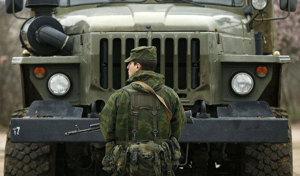 A uniformed man, believed to be a Russian serviceman, stands guard near a Ukrainian military base outside the city of Sevastopol, March 7, 2014. President Vladimir Putin rebuffed a warning from U.S. President Barack Obama over Moscow's military interventi (Foto: Leonardo Attuch) A uniformed man, believed to be a Russian serviceman, stands guard near a Ukrainian military base outside the city of Sevastopol, March 7, 2014. President Vladimir Putin rebuffed a warning from U.S. President Barack Obama over Moscow's military interventi