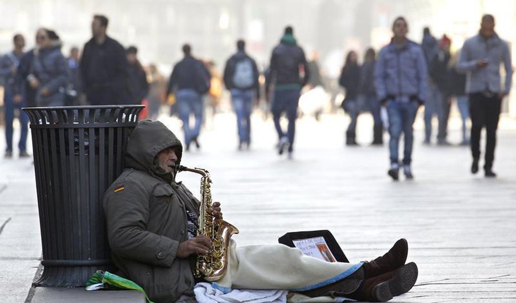 Um músico de rua se apresenta no centro de Milão. A pobreza chegou ao nível mais elevado na Itália em pelo menos 16 anos como resultado da crise econômica que provocou o aumento do desemprego e a redução do valor dos salários, de acordo com um estudo sobr (Foto: Leonardo Attuch) Um músico de rua se apresenta no centro de Milão. A pobreza chegou ao nível mais elevado na Itália em pelo menos 16 anos como resultado da crise econômica que provocou o aumento do desemprego e a redução do valor dos salários, de acordo com um estudo sobr
