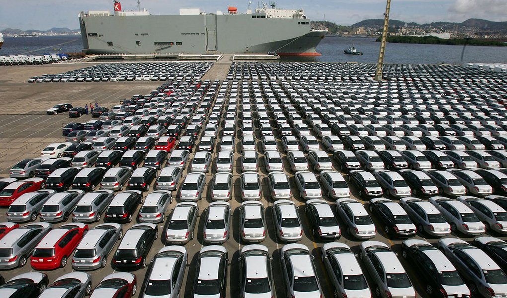 Brasil, Rio de Janeiro, RJ. 12/11/2008. Veículos no terminal portuário de cargas do Rio de Janeiro. No mês de outubro de 2008, o mercado de carros novos caiu 11% em relação ao mês anterior, desencadeando uma onda de anúncios de férias coletivas e redução (Foto: Giuliana Miranda) Brasil, Rio de Janeiro, RJ. 12/11/2008. Veículos no terminal portuário de cargas do Rio de Janeiro. No mês de outubro de 2008, o mercado de carros novos caiu 11% em relação ao mês anterior, desencadeando uma onda de anúncios de férias coletivas e redução
