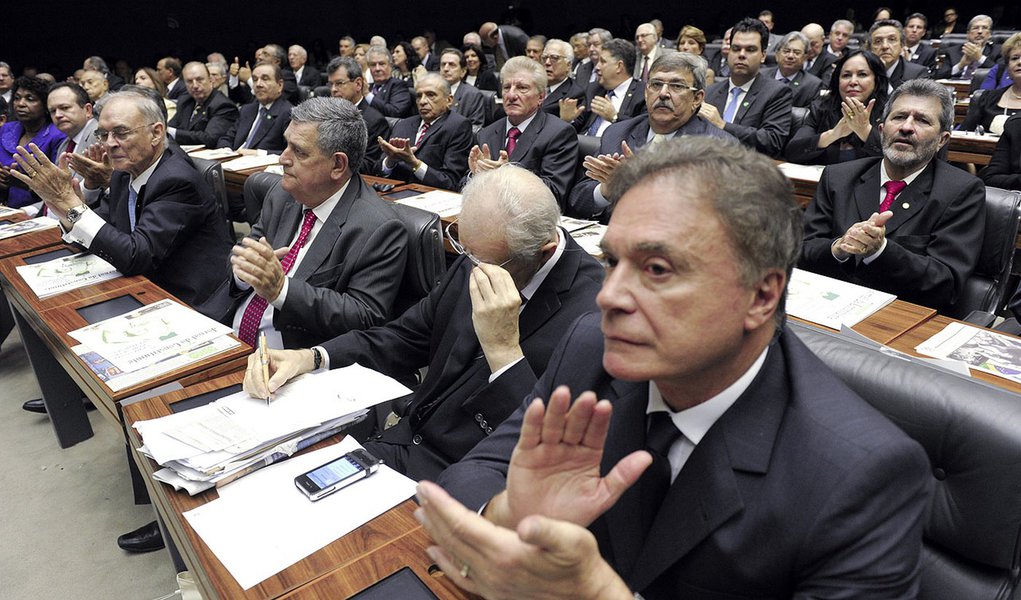 (E) Senador Alvaro Dias (PSDB-PR) durante sessão solene em homenagem aos 25 anos da promulgação da Constituição Federal (Foto: Roberta Namour) (E) Senador Alvaro Dias (PSDB-PR) durante sessão solene em homenagem aos 25 anos da promulgação da Constituição Federal