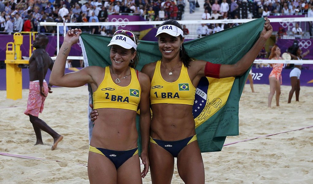 Juliana e Larissa viram jogo e garantem o bronze (Foto: Marcelo del Pozo/Reuters) Juliana e Larissa viram jogo e garantem o bronze
