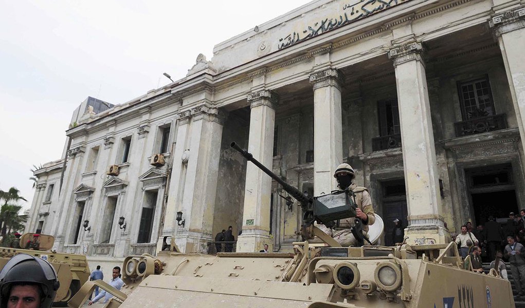 Egyptian soldiers and police officers stand guard with armoured personnel carriers (APC) outside the criminal court in the Mediterranean city of Alexandria, 220 km (137 miles) northwest of Cairo, March 3, 2014. Two Egyptian policemen were sentenced to 10 (Foto: Valter Lima) Egyptian soldiers and police officers stand guard with armoured personnel carriers (APC) outside the criminal court in the Mediterranean city of Alexandria, 220 km (137 miles) northwest of Cairo, March 3, 2014. Two Egyptian policemen were sentenced to 10