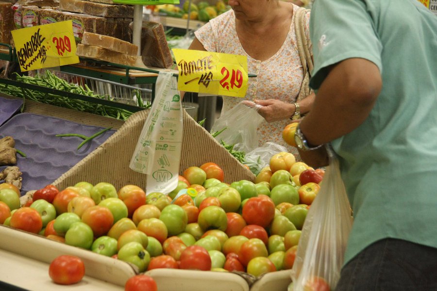 Na foto Geral no Local.
Materia sobre Preço do Tomate.
Editoria de Economia.
Local: Supermercado Leve St Universitario.
05/11/2013
Foto: Danilo Bueno (Foto: Paulo Emílio) Na foto Geral no Local.
Materia sobre Preço do Tomate.
Editoria de Economia.
Local: Supermercado Leve St Universitario.
05/11/2013
Foto: Danilo Bueno