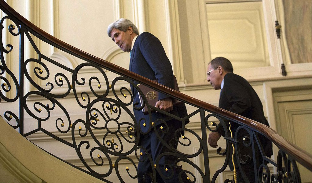 U.S. Secretary of State John Kerry, trailed by Russian Foreign Minister Sergei Lavrov, ascends the steps of the Russian Ambassador's Residence for their meeting in Paris, March 5, 2014. Russia rebuffed Western demands to withdraw forces in Ukraine's Crim (Foto: Roberta Namour) U.S. Secretary of State John Kerry, trailed by Russian Foreign Minister Sergei Lavrov, ascends the steps of the Russian Ambassador's Residence for their meeting in Paris, March 5, 2014. Russia rebuffed Western demands to withdraw forces in Ukraine's Crim