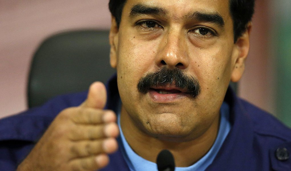 Venezuelan President Nicolas Maduro attends a press conference at Miraflores Palace in Caracas February 21, 2014. Venezuela's jailed protest leader urged supporters on Friday to keep demonstrating peacefully against President Maduro despite violence that (Foto: Roberta Namour) Venezuelan President Nicolas Maduro attends a press conference at Miraflores Palace in Caracas February 21, 2014. Venezuela's jailed protest leader urged supporters on Friday to keep demonstrating peacefully against President Maduro despite violence that