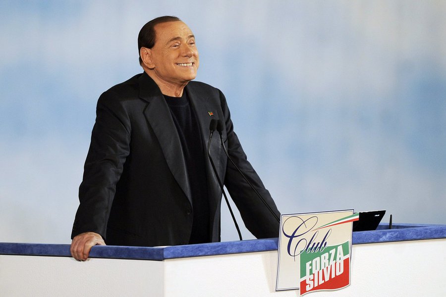Former Italian Prime Minister Silvio Berlusconi reacts as he attends a rally to launch the "Forza Silvio" (Go Silvio) club in downtown Rome December 8, 2013. REUTERS/Yara Nardi (ITALY - Tags: POLITICS) (Foto: Gisele Federicce) Former Italian Prime Minister Silvio Berlusconi reacts as he attends a rally to launch the "Forza Silvio" (Go Silvio) club in downtown Rome December 8, 2013. REUTERS/Yara Nardi (ITALY - Tags: POLITICS)