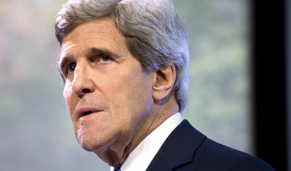 U.S. Secretary of State John Kerry pauses as he delivers a speech on climate change in Jakarta February 16, 2014. REUTERS/Evan Vucci/Pool (INDONESIA - Tags: POLITICS) (Foto: Gisele Federicce) U.S. Secretary of State John Kerry pauses as he delivers a speech on climate change in Jakarta February 16, 2014. REUTERS/Evan Vucci/Pool (INDONESIA - Tags: POLITICS)