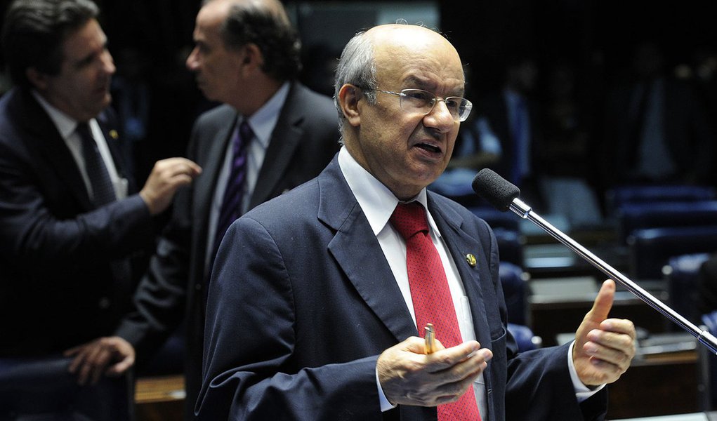 Senador José Pimentel (PT-CE) pede a votação de seis pedidos de autorização de empréstimos para estados e municípios, no valor global de US$ 434 milhões, o equivalente a mais de R$ 1 bilhão (Foto: Paulo Emílio) Senador José Pimentel (PT-CE) pede a votação de seis pedidos de autorização de empréstimos para estados e municípios, no valor global de US$ 434 milhões, o equivalente a mais de R$ 1 bilhão