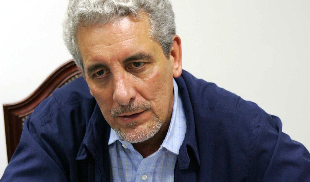***FOTO DE ARQUIVO/HENRIQUE PIZZOLATO*** Escândalo do "Mensalão": Henrique Pizzolato, ex-diretor do Banco do Brasil e ex-presidente do Conselho Deliberativo da Previ (fundo de pensão do BB), durante entrevista em São Paulo. Henrique Pizzolato, foi acusado (Foto: Leonardo Lucena) ***FOTO DE ARQUIVO/HENRIQUE PIZZOLATO*** Escândalo do "Mensalão": Henrique Pizzolato, ex-diretor do Banco do Brasil e ex-presidente do Conselho Deliberativo da Previ (fundo de pensão do BB), durante entrevista em São Paulo. Henrique Pizzolato, foi acusado