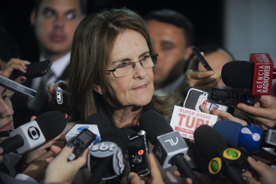 Presidente da Petrobras, Graça Foster concede entrevista após participar de sessão do Congresso em comemoração aos 60 anos da empresa (Foto: Gisele Federicce) Presidente da Petrobras, Graça Foster concede entrevista após participar de sessão do Congresso em comemoração aos 60 anos da empresa