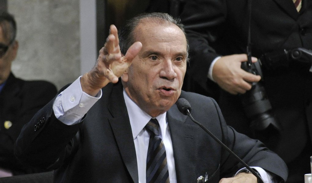 Senador Aloysio Nunes Ferreira (PSDB-SP) analisa pedidos de licença para contratação de operação de crédito externo em favor dos estados do Rio Grande do Sul e do Paraná, no montante de 260 milhões de dólares (Foto: Leonardo Attuch) Senador Aloysio Nunes Ferreira (PSDB-SP) analisa pedidos de licença para contratação de operação de crédito externo em favor dos estados do Rio Grande do Sul e do Paraná, no montante de 260 milhões de dólares