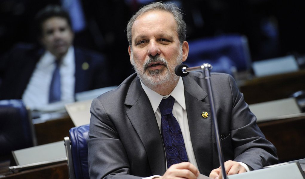 Senador Armando Monteiro (PTB-PE) durante discussão sobre os requerimentos de criação da CPI da Petrobras (Foto: Mariana Almeida) Senador Armando Monteiro (PTB-PE) durante discussão sobre os requerimentos de criação da CPI da Petrobras