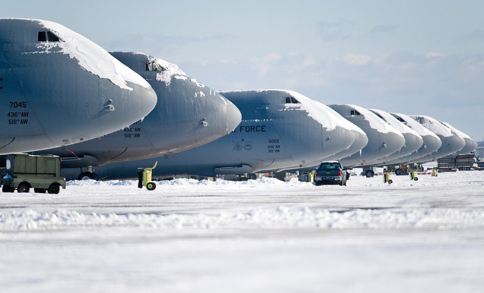 Snow-covered C-5M Super Galaxies sit on the flight line Jan. 3, 2014, at Dover Air Force Base, Del. This was the first snow storm of 2014 to hit the base. (U.S. Air Force photo/Roland Balik) (Foto: Roberta Namour) Snow-covered C-5M Super Galaxies sit on the flight line Jan. 3, 2014, at Dover Air Force Base, Del. This was the first snow storm of 2014 to hit the base. (U.S. Air Force photo/Roland Balik)