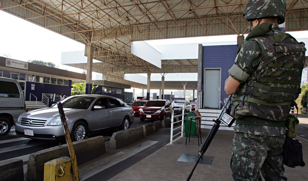 Operação Ágata: 17 presos e 12 mil kg de explosivos apreendidos (Foto: AGP/Folhapress) Operação Ágata: 17 presos e 12 mil kg de explosivos apreendidos