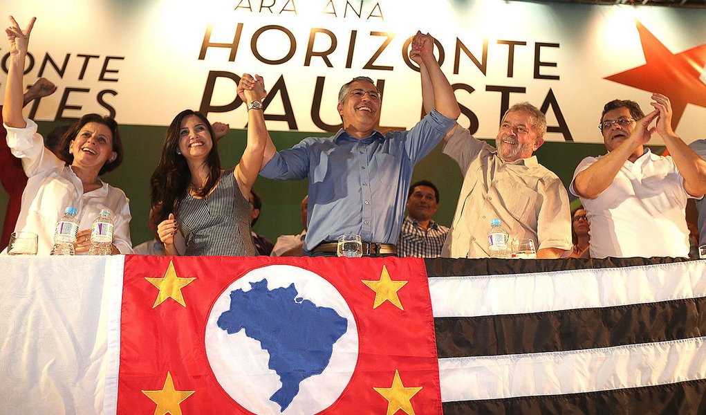 Araçatuba 11/04/2014 Ex-ministro Alexandre Padilha Coordenador da Caravana Horizonte Paulista com ex-presidente Lula durante plenária FOTO PAULO PINTO/ANALITICA (Foto: Roberta Namour) Araçatuba 11/04/2014 Ex-ministro Alexandre Padilha Coordenador da Caravana Horizonte Paulista com ex-presidente Lula durante plenária FOTO PAULO PINTO/ANALITICA