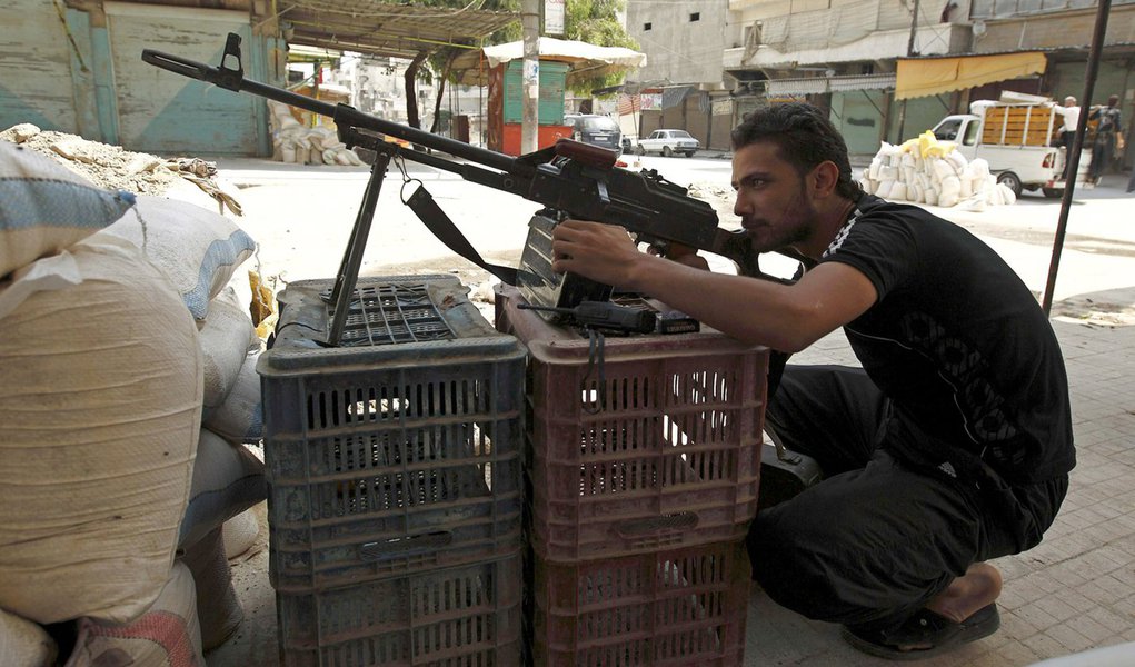 Oposição síria pede armas pesadas a países aliados (Foto: REUTERS/Zohra Bensemra) Oposição síria pede armas pesadas a países aliados