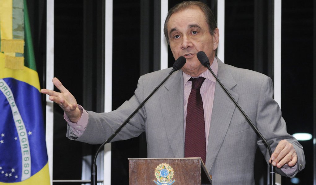 Agripino: Petrobras é usada para conter artificialmente a inflação (Foto: Waldemir Barreto/Agência Senado) Agripino: Petrobras é usada para conter artificialmente a inflação