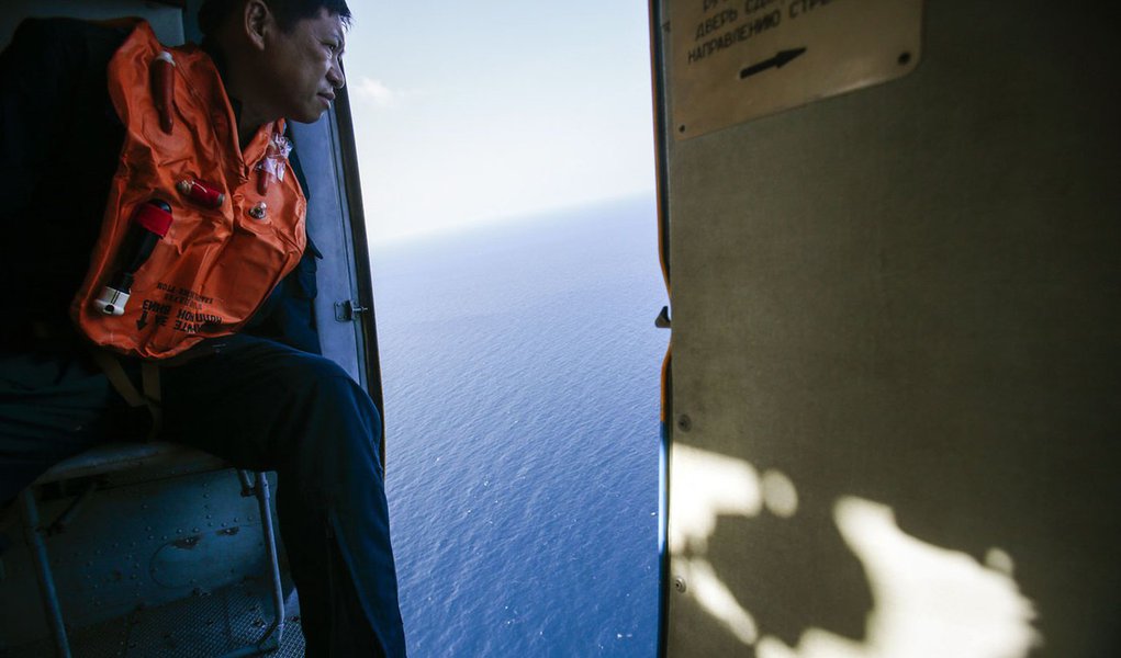 A military personnel looks out of a helicopter during a search and rescue mission off Vietnam's Tho Chu island March 10, 2014. The disappearance of Malaysia Airlines flight MH370, a Boeing 777-200ER jetliner, is an "unprecedented mystery", the country's c (Foto: Gisele Federicce) A military personnel looks out of a helicopter during a search and rescue mission off Vietnam's Tho Chu island March 10, 2014. The disappearance of Malaysia Airlines flight MH370, a Boeing 777-200ER jetliner, is an "unprecedented mystery", the country's c